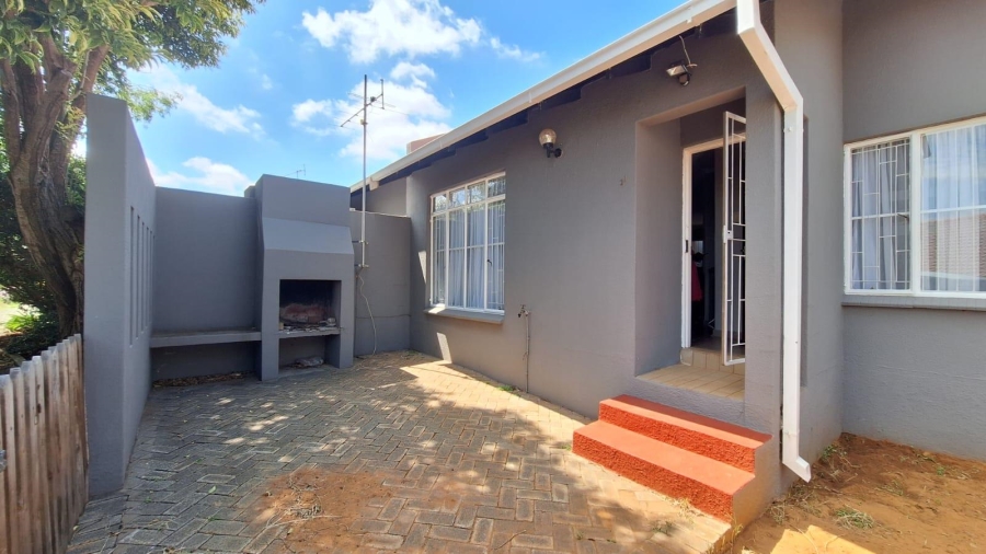 2 Bedroom Property for Sale in Langenhovenpark Free State